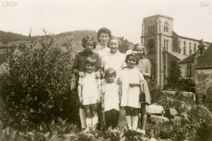 16 - Devant l'église de Wihr au Val vers 1945