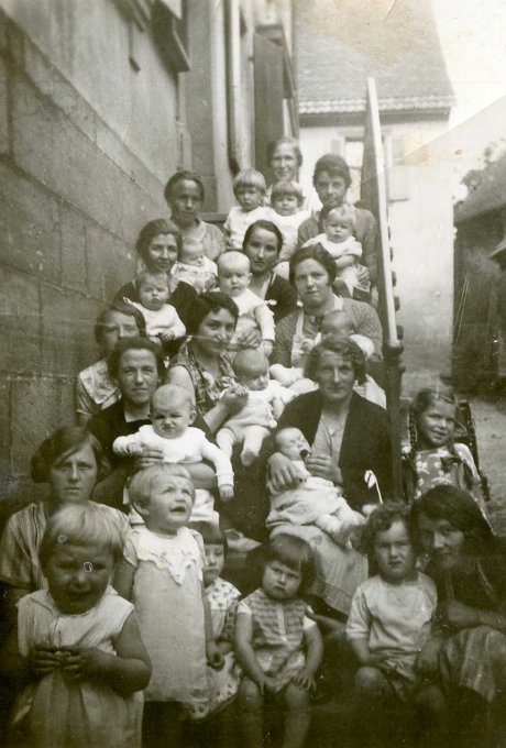 14 - La visite médicale ; les enfants sur l'escalier de l'ancienne mairie